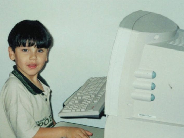 mini-ultraluna (de polo e corte tijelinha) usando um computador antigo (daqueles com o monitor de tubo, teclas barulhentas, todo cinza).
